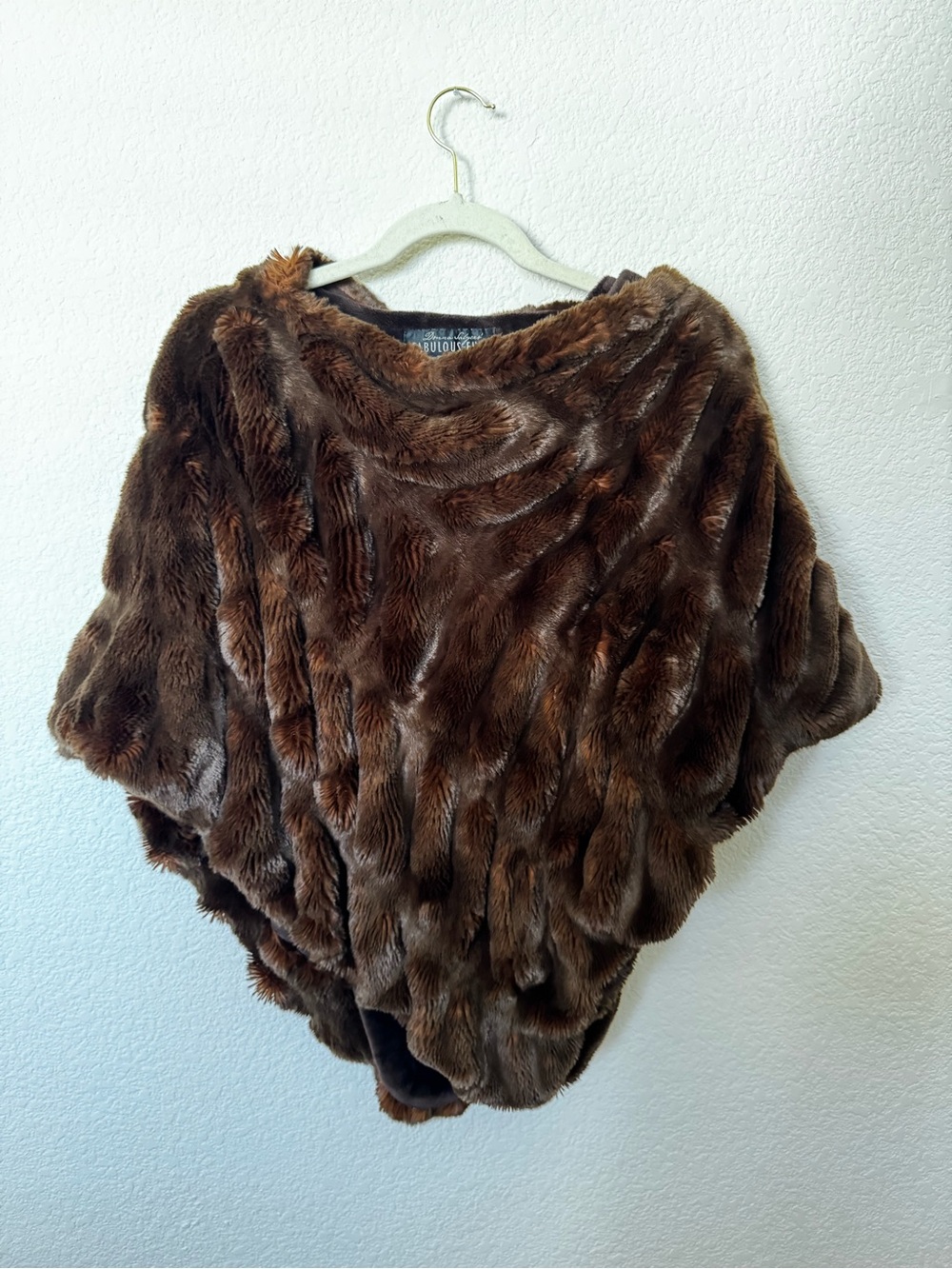 Donna Salyers Fabulous Furs Poncho/Size o/s